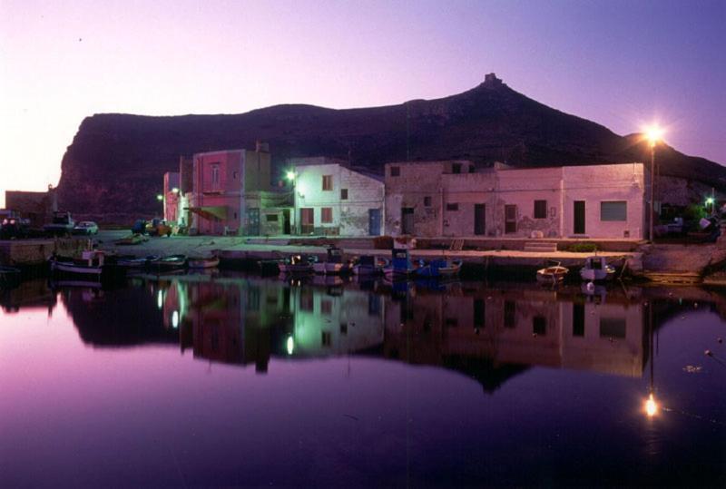 Il Cubo, monovano col mare su tre fronti. Favignana Esterno foto